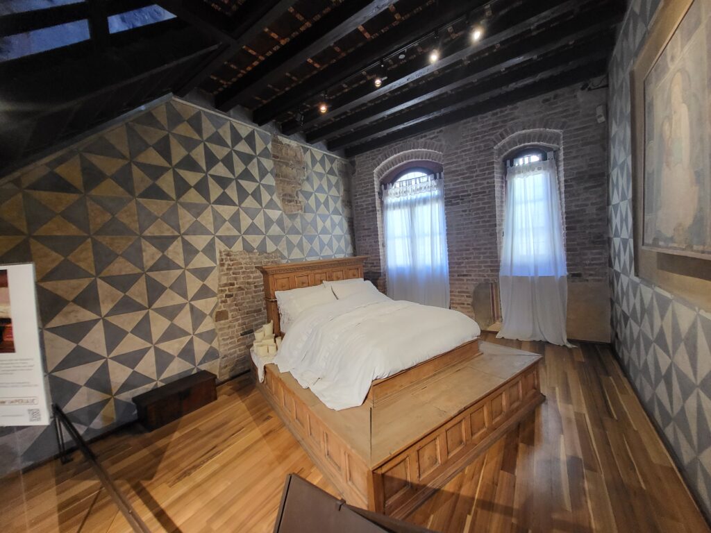 Film prop bed used in Franco Zeffirelli’s Romeo and Juliet displayed in museum