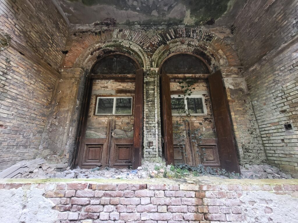 Architectural detail of Villa de Seppi’s weathered facade, showing signs of decay yet preserving its timeless elegance.